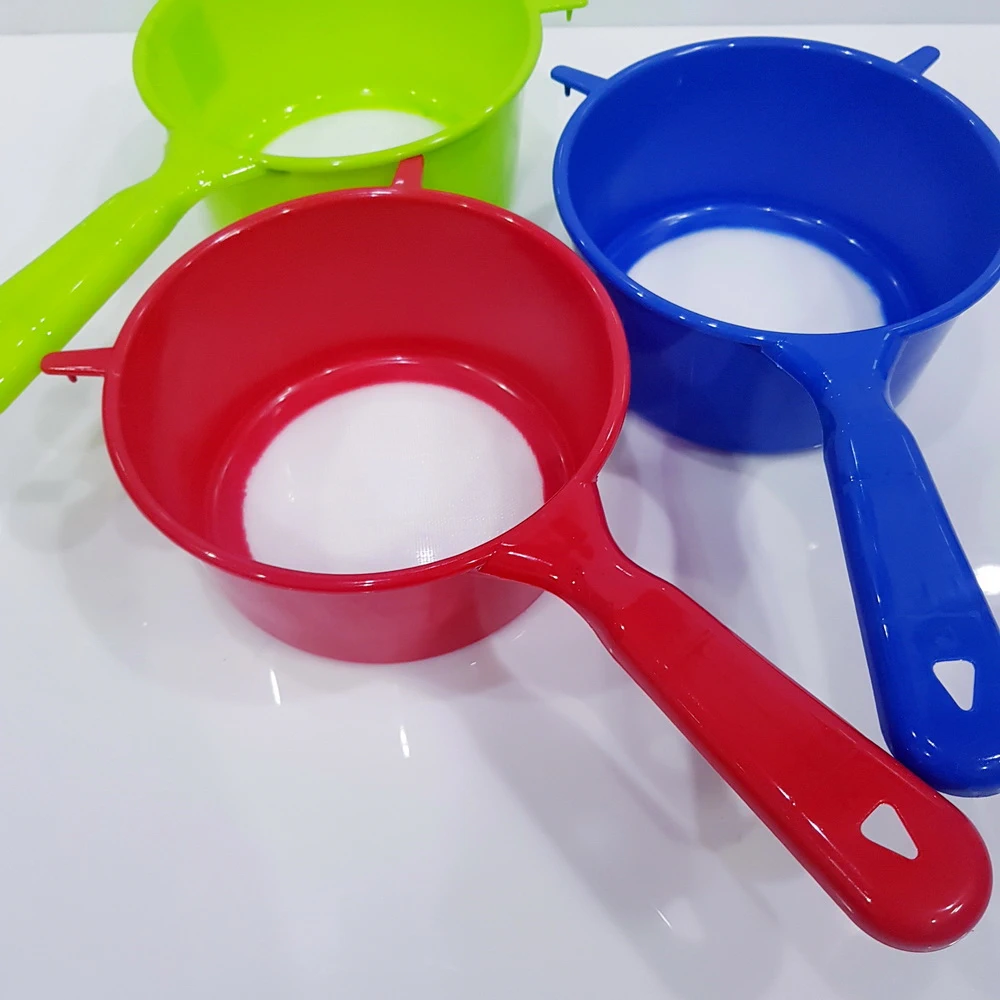 กระชอนพลาสติกมีด้าม