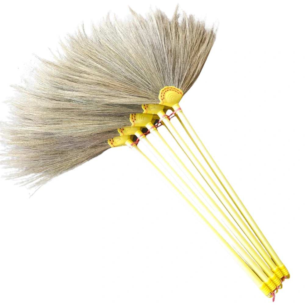 ไม้กวาดดอกหญ้า ด้ามยาวจัมโบ้ ด้ามเหลือง (10 ชิ้น/มัด) ขายยก 5 มัด